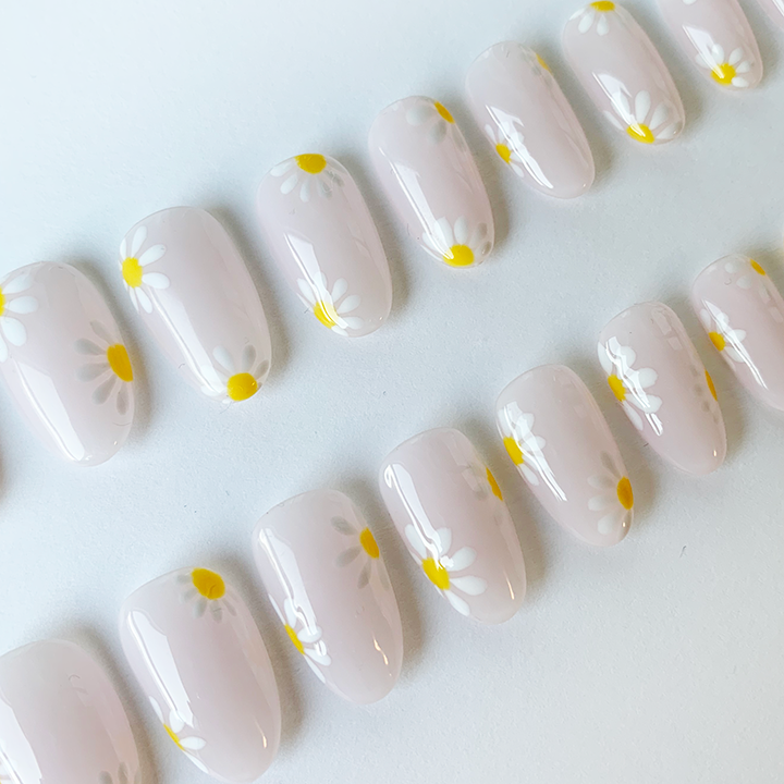 daisy-press-on-nails-at-home-manicure